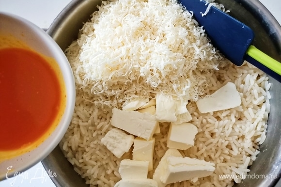 Варить рис в кипящей воде с солью в течение 15 минут. Шафран растворить в небольшом количестве горячей воды и добавить в уже приготовленный рис, туда же добавить тертый сыр и сливочное масло.