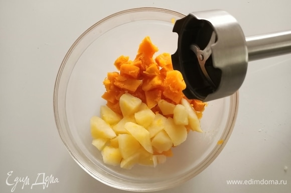 В рецепте указан вес уже очищенной тыквы и яблок. Тыкву и яблоко нарезать на небольшие кусочки и поставить в микроволновую печь, тыкву — на 6–7 минут, яблоки — на 4 минуты. Охладить.