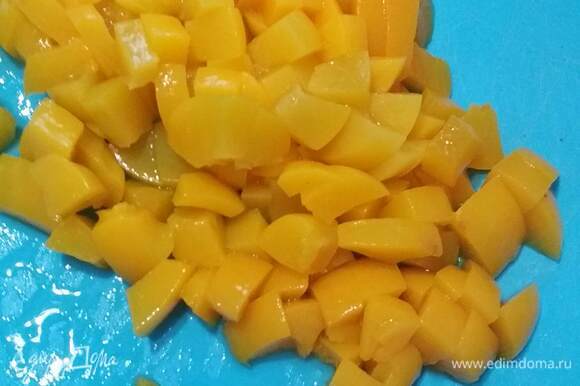 Готовим крем: отделяем персики от сиропа. Персикии нарезаем кусочками примерно 1x1 см.