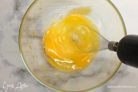 В миску разбиваем два яйца, добавляем щепотку соли (при желании — сахар), хорошо перемешиваем венчиком.