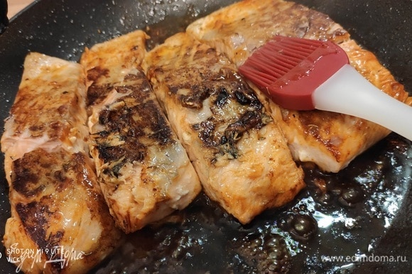 С лососем все еще проще: в сковороде разогреть масло. Обжаривать филе лосося без кожи приблизительно по 2 минуты с каждой стороны. Смазать соусом чили (у меня остро-сладкий чили соус, но можно сделать соус самому) и продолжить готовить на медленном огне около 2 минут. Количество лосося на фото больше, чем нужно для этого блюда.