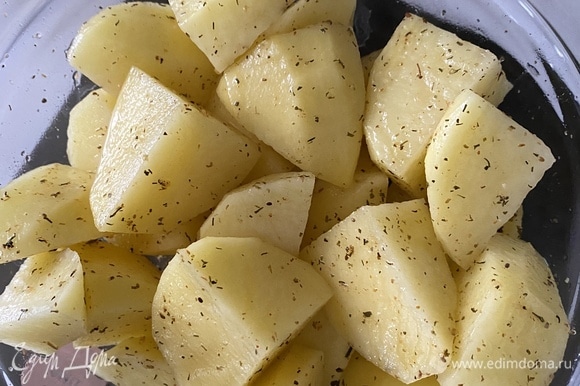 Картофель очистить, нарезать крупными кубиками, добавить соль и приправу, перемешать.