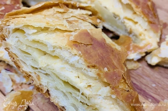 Хачапури из слоеного теста с адыгейским сыром — рецепт с фото пошагово