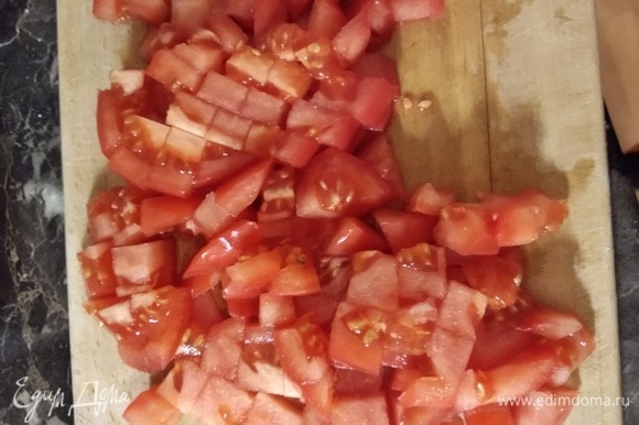 Достаточно мелко нарезать помидоры.