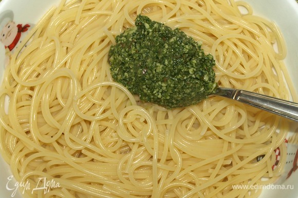 С готовых спагетти слить воду. Добавляем соус. Хорошо перемешиваем и сразу подаем.