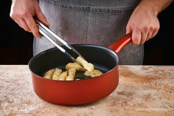 Разогрейте в сковороде оливковое масло, обжарьте палтуса со всех сторон до появления золотистой корочки.