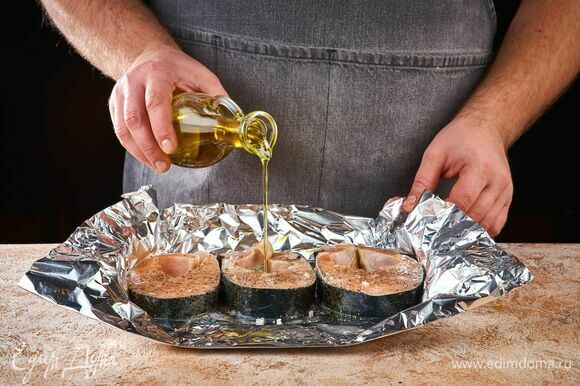 Полейте оливковым маслом. Запекайте в духовке около 20 минут при 180°C. Затем остудите.