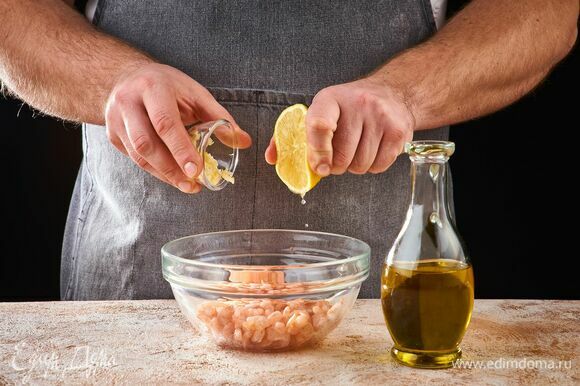 В размороженные креветки добавьте рубленый чеснок, сок половинки лимона. Сбрызните оливковым маслом.