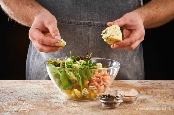 Соберите салат: в тарелку выложите салатный микс, маринованный лук, кусочки апельсина, креветки, порвите на кусочки дорблю и посыпьте кедровыми орехами.