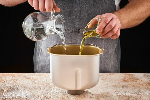 В чашу хлебопечки STARWIND влейте воду и оливковое масло.