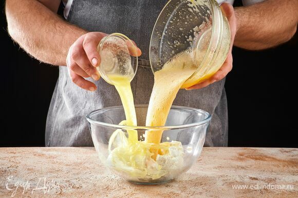 Творог выложите в глубокую миску. Добавьте к нему взбитые яйца и растопленное сливочное масло. Перемешайте.