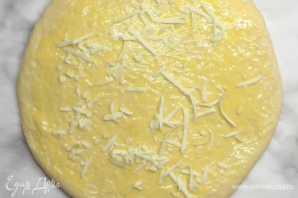Смазываем сверху одним желтком и посыпаем оставшимся сыром. Ставим в духовку при 180°C на 10–15 минут.
