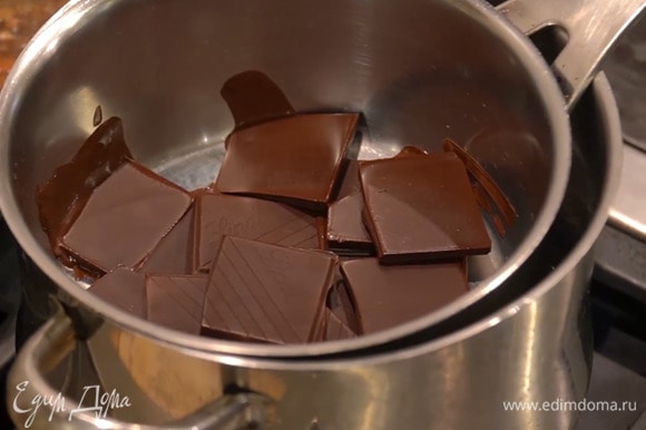 Приготовить глазурь: оставшийся шоколад поломать кусочками и растопить на водяной бане.