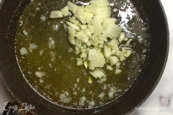 В сковороду выкладываем сливочное масло и вливаем оливковое. Лук мелко нарезаем и отправляем в сковороду с маслом, готовим до прозрачности лука.