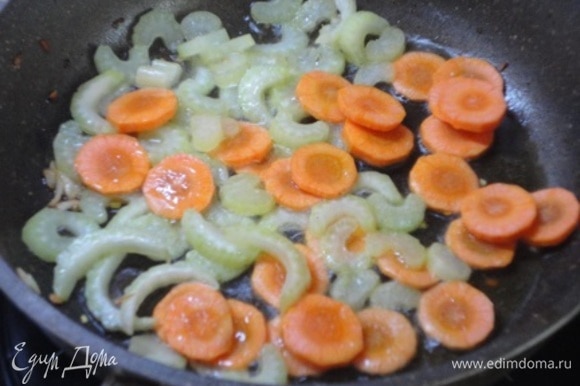 В том же масле обжарить морковь и сельдерей пару минут, до появления аромата. Отправить овощи в кастрюлю с фасолью.