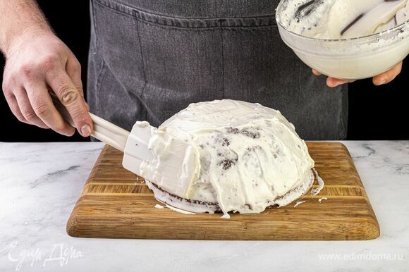 Достаньте охлажденный торт из формы, выложите на тарелку. Смажьте изделие взбитыми сливками.