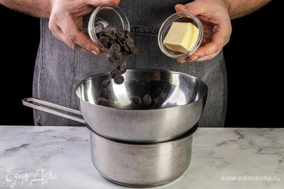 Приготовьте глазурь. На водяной бане растопите и смешайте шоколад и сливочное масло.