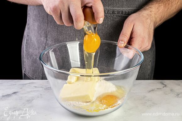В глубокую миску насыпьте просеянную муку, добавьте размягченное сливочное масло и яйца.