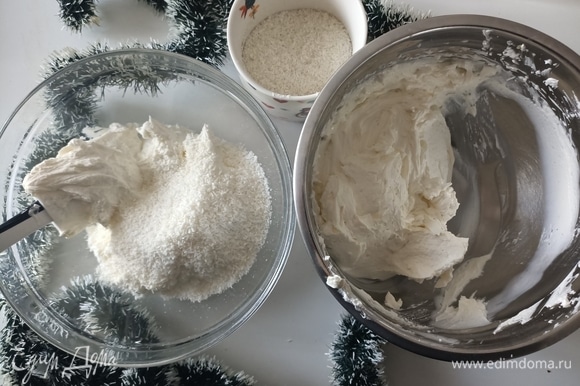 Пока остывает бисквит, мы приготовим крем. Миксером взбить рикотту с сахаром. Добавить маскарпоне и ванильный сахар, взбивать около двух минут. Затем крем разделить на две части. В одну часть добавить половину кокосовой стружки и перемешать.