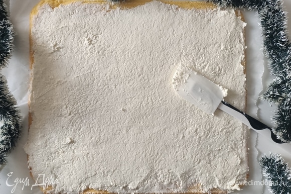 Кокосовый крем выложить сверху бисквитного теста и разровнять.