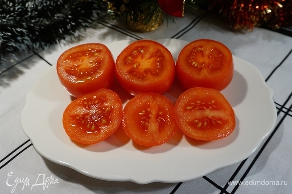 Я выбираю мелкие и плотные томаты черри. Помидоры вымыть, обсушить, отрезать верхушку.
