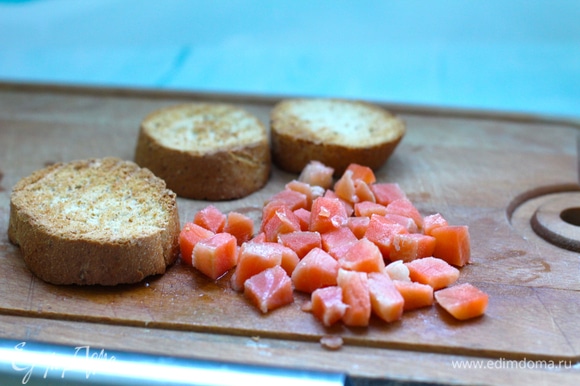 Лосося без кожи нарезать кубиками. Хлеб слегка подсушить на гриле или в тостере. Внутри он должен быть не пересушен, но корочка нужна устойчивая, чтобы от крема хлеб не размок.