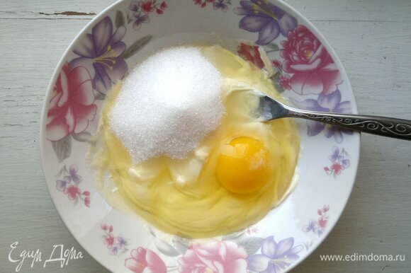 Добавить яйцо, сахар, ванилин. Объем стакана — 250 мл.