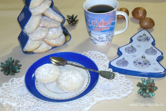 Печенье посыпать сахарной пудрой и подать к столу. Приятного чаепития! С наступающим Новым годом!