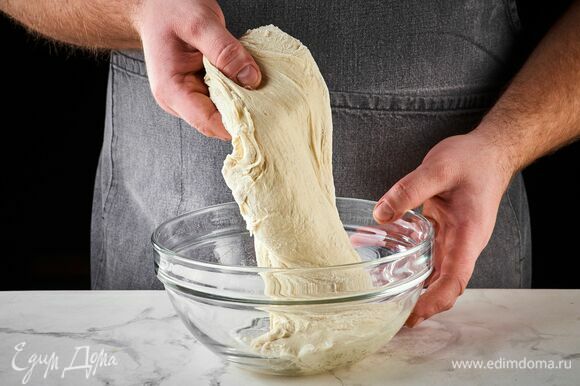 Замесите гладкое однородное тесто. Смочите полотенце горячей водой, накройте им тесто и уберите в теплое место на 30 минут.