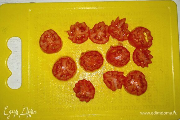 Для украшения помидоры помыть, обсушить. Разрезать их поперек зигзагом на две части. Нарезанные части помидоров обсушить бумажным полотенцем.
