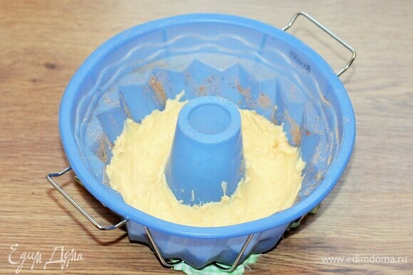 Форму для выпечки смазать маслом и посыпать панировочными сухарями, выложить 1/3 часть теста. Ложкой сделать небольшое углубление по кругу. Густое тесто позволяет это сделать.