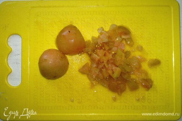 Соленые помидоры (у меня домашнего посола) нарезать мелкими кубиками. Выложить в сито, отжать лишний сок.