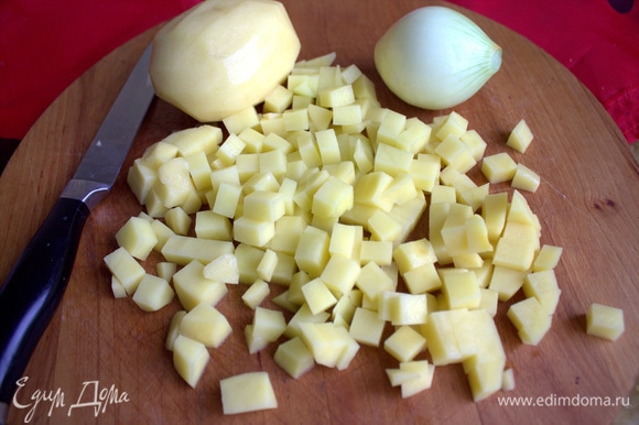Картофель нарезать мелким кубиком.