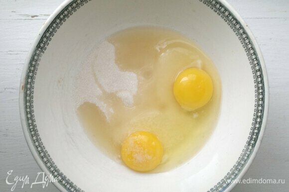 Для теста соединить яйца с сахаром, солью и ванилином, взбить.