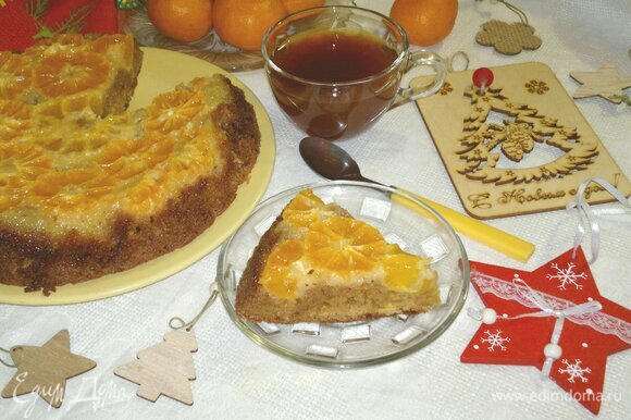 Разрезать пирог на порции и подать к чаю или кофе. Приятного аппетита! С наступающим Новым годом!