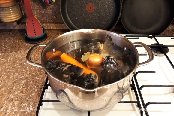 Приготовим бульон для заливного из суповых частей рыбы. У меня в морозилке всегда присутствуют рыбные головы, так как очень любим карпа. Рыбу готовлю в духовке, а головы складываю в морозильную камеру для супа или заливного. Головы разморозить, морковь почистить. Сложить все ингредиенты для бульона в кастрюльку, отварить до готовности.