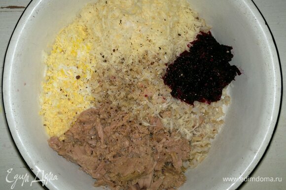 В миске соединить отварной рис, тунца, яйца, сыр, свеклу и лук. По вкусу посолить, поперчить, перемешать.