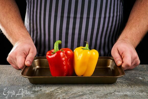Болгарские перцы запекайте в духовке, разогретой до 200°C, в течение 20 минут.