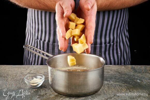 Через 10 минут после закипания воды, выложите в кастрюлю картофель и чесночный порошок.