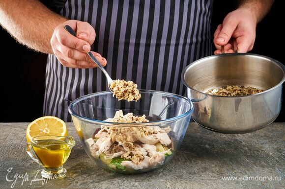 Положите в салатник сваренную смесь «Омега-3» ТМ «Националь»: бурый рис, киноа, семена льна. Сбрызните лимонным соком и заправьте оливковым маслом.