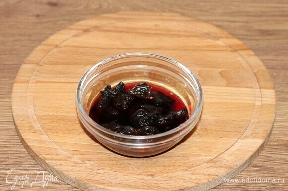 Выложить чернослив в маленькую миску и залить вином (4–5 ст. л.).