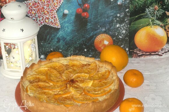 Остывший пирог аккуратно вытащить из формы и выложить на блюдо. Подать пирог к новогоднему столу.