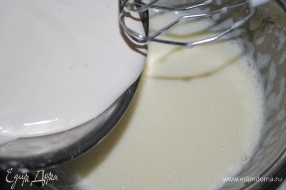 Для начинки яйца взбейте с сахаром и соедините со сметаной, добавьте по вкусу ванильный сахар.