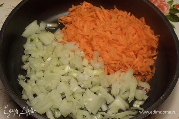 В сковороду наливаем растительное масло. Выкладываем морковь и лук.