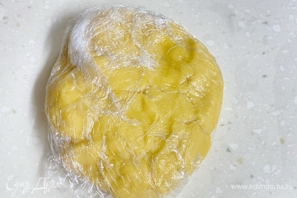 Добавить яйцо. Влить ледяную воду и сок лимона. Очень быстро соединить тесто в шар. Главное — не дать таять маслу. Убрать готовое тесто в холодильник на 30 минут.