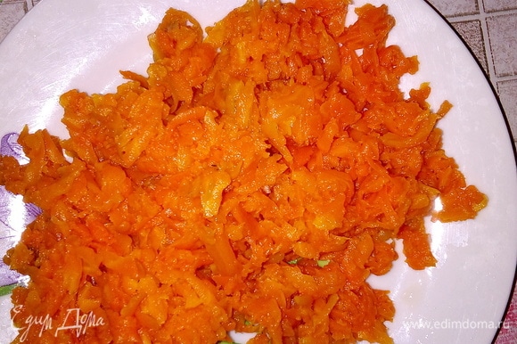 Вареную морковь измельчаем на крупной терке.