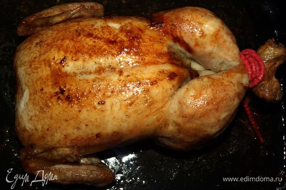Достать готовую курицу из духовки. Даем ей 5–10 минут отдохнуть. Снять жгут или кулинарную нить, которой фиксировали ноги.
