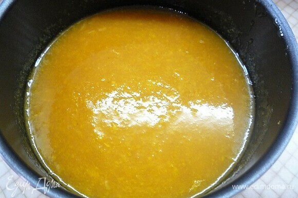 Подогреваем абрикосовое пюре до 40°C, всыпаем сахар, смешанный с пектином и агаром. Доводим смесь до кипения, добавляем кусочки абрикоса, перемешиваем, кипятим 2 минуты и в конце добавляем лимонную кислоту. Перемешиваем и убираем с огня.