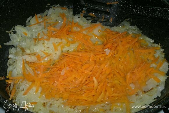 В сковороде разогреть растительное масло, выложить лук с морковью и обжарить до мягкости.