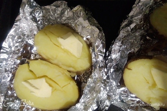 Когда картофель будет готов, разрезать его пополам, немного надрезать внутри, добавить кусочек сливочного масла, посолить.